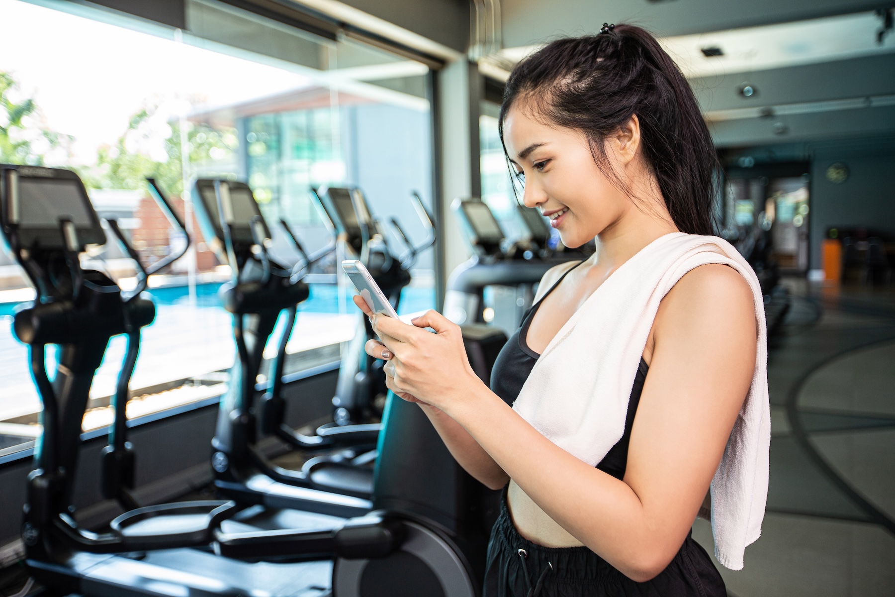 Woman on app working out in the gym
